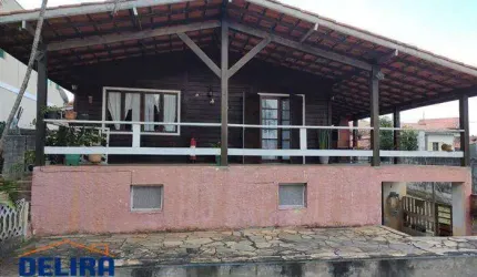 Encantadora Casa de Madeira: Elegância e Harmonia com a Natureza