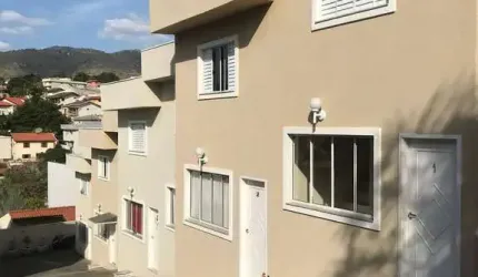 Sobrado à venda dentro de condomínio com ótima localização.