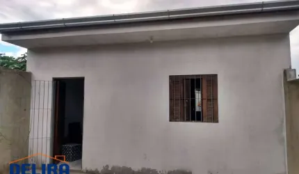 2 casas à venda em Terra Preta cada uma para um lado da rua.