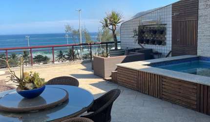 Espetáculo de cobertura na beira da praia do Recreio com 4 quartos mais dependências, sauna hidro e piscina