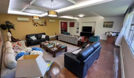 Luxuoso apartamento reformado em Laranjeiras