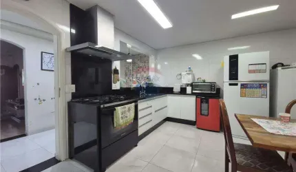 Sobrado 180 m² à venda com suíte master, área gourmet 2 vagas.