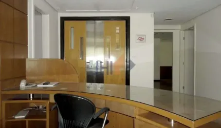 Conjunto Comercial, Andar inteiro, 700 mts da Avenida Paulista. 220 m2, 6 vagas, Ar Condicionado.