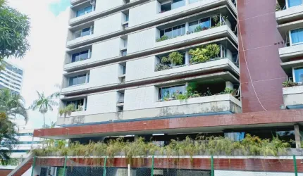 Cobertura à Venda em Casa Forte com 310M² e com 4 vagas de garagem. Finamente Decorada.