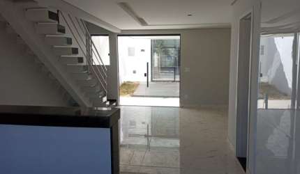 Casa à venda  Duplex 115 m² de  área construída  3 quartos sendo 1 suíte, Bairro Santa Amelia.