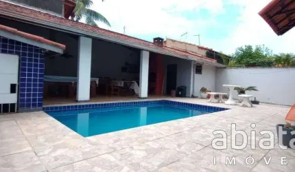 Linda casa com 3 dorm, piscina, churrasqueira e vaga para 3 autos em Itanhaém - SP