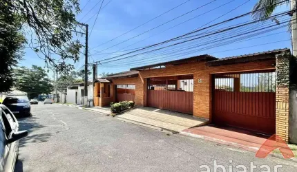 Casa de 3 dormitórios com suíte de 490m² com vaga de garagem - Chácara dos Lagos