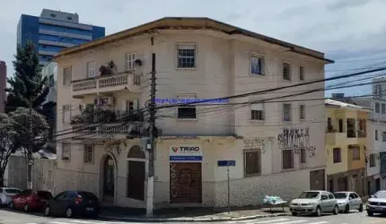 Prédio 650m²m², Composto por 05 apartamentos, 01 loja no térreo e 08 vagas de garagem.  Excelente localização, á 3 minutos andando para a estação