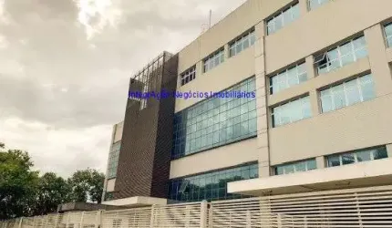 Galpão 5.198m²,  10 banheiros e 05 vagas de garagem.  Excelente localização