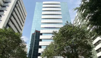 Prédio Comercial  2.452m², 11 salas, 11 banheiros e 60 vagas de garagem.  Excelente localização, á 3 minutos andando para a estação do metrô