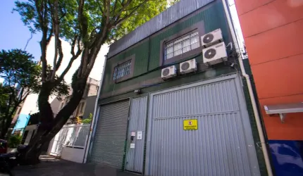 Galpão 1000m², 05 banheiros e 10 vagas de garagem.  Excelente localização á 8 minutos andando para a estação do metrô Santa Cecilia