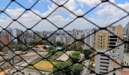 Apartamento 60m², 01 dormitório e 01 banheiro.  Condomínio com segurança e portaria.  Excelente localização
