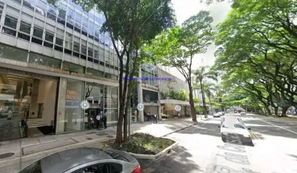 Conjunto comercial 300m² e 03 banheiros.  Condomínio com portaria, segurança e recepção.  Excelente localização