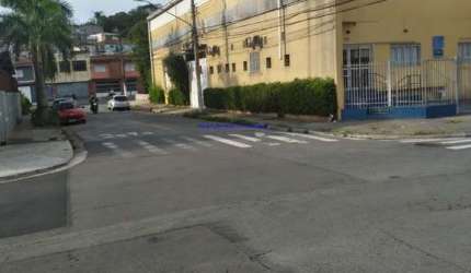 Galpão 700m², 06 banheiros e 03 vagas de garagem.  Excelente localização, entre as Ruas Cachoeira Dourada, Professor Sylla Mattos e Vinte e Cinco