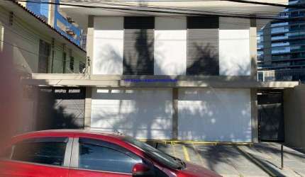Sobrado Comercial 300m², 03 banheiros e 05 vagas na garagem.  Excelente localização, á 5 minutoe andando para a Estação do Metrô Faria Lima;