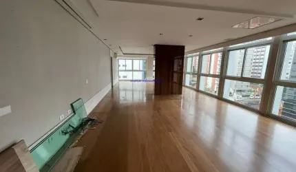 Apartamento 251m², 03 dormitórios (sendo 01 suíte master) 02 banheiros e 02 vagas na garagem.  Condomínio com Segurança e Portaria.