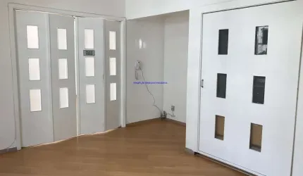Conjunto Comercial 83,10m², 05 salas e 02 banheiros; salas com divisórias ou alvenaria e cozinha com gabinet.  Condomínio com recepção,