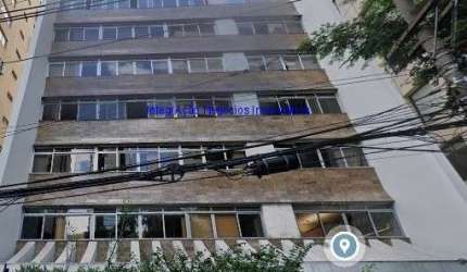 Apartamento 210m², 03 dormitórios (sendo 01 suíte), 04 banheiros e 02 vagas de garagem.  Condomínio com segurança e portaria.  Excelente localização