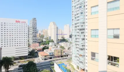Apartamento 148m², 03 dormitórios (sendo suítes), 04 banheiros e 02 vagas na garagem.  Condomínio com portaria, segurança 24hrs, piscina