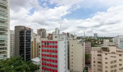 Apartamento 270m², 03 dormitórios (sendo 02 suítes), 03 banheiros e 02 vagas na garagem.  Condomínio com portaria, segurança 24hrs.