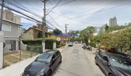 Sobrado 200m², 03 dormitórios (sendo 01 suíte), 02 banheiros e 02 vagas na garagem.  Excelente localização.