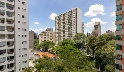 Apartamento 212m², 03 dormitórios (sendo suítes), 04 banheiros e 01 vaga na garagem.  Condomínio com portaria, segurança 24hrs.  Excelente localização