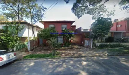 Sobrado Residencial 350m², 04 dormitórios (sendo 01 suíte), 03 banheiros e 03 vagas na garagem.  Excelente localização entre as Ruas Theodor Herzi.