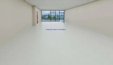 Prédio com 375m², Piso térreo: 01 Sala grande com vão livre, 02 banheiros, cozinha e despensa; Piso superior: 02 salas grandes, 02 salas pequenas