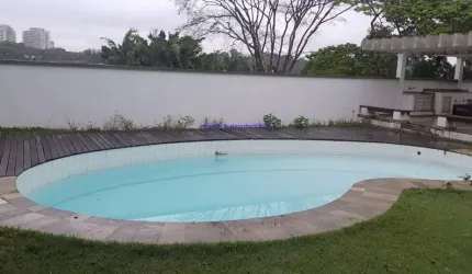 Casa Residencial 830m², 09 dormitórios (sendo 06 suítes, 03 quarto de serviço), 07 banheiros e 08 vagas na garagem; Possui piscina, churrasqueira