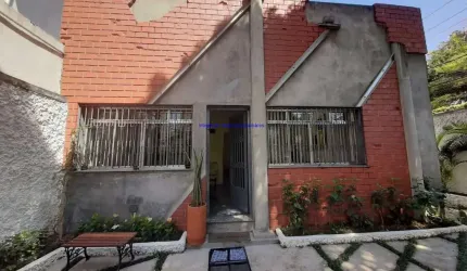 Casa Comercial 300m², recepção, 06 salas, 03 banheiros e 05 vagas na garagem.   Excelente localização á 9 minutos andando para a estação do metrô