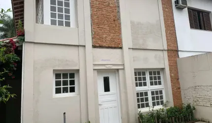 Sobrado Residencial 230m², 04 dormitórios ( sendo 01 suíte), 04 banheiros e 05 vagas na garagem.    Excelente localização