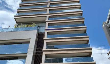 Apartamento 160m², 03 dormitórios (sendo suítes), 04 banheiros e 02 vagas na garagem.   Condomínio com portaria, segurança 24hrs, piscina.