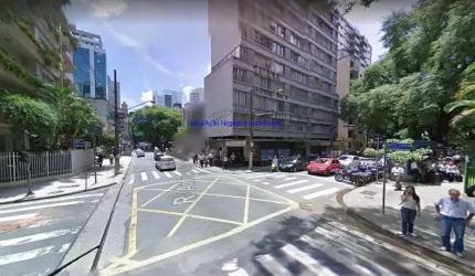 Conjuntpo Comercial 100m², 06 salas, 02 banheiros e  cozinha.  Condomínio com recepção e segurança 24hrs.  Excelente localização.