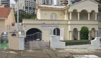 Sobrado 438m² 06 Salas, 01 Salão, 08 banheiros e 06 vagas na garagem; Imóvel conta com Churrasqueira, Jardim e Piscina; (dependência de empregada).