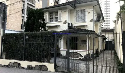 Sobrado Residencial 380m², 04 dormitórios (sendo 03 suítes), 04 banheiros e 03 vagas na garagem.  Possui piscina privativa e churrasqueira.