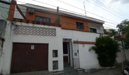 Casa Residencial 228m², 03 dormitórios (sendo 01 suíte), 04 banheiros e 04 vagas de garagem.    Excelente localização