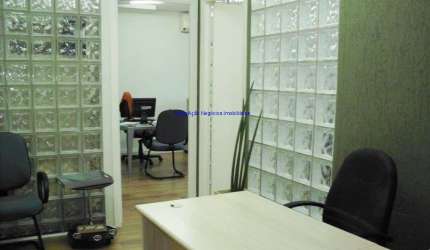 Conjunto Comercial  MOBILIADO 70.70m², 03 salas + recepção, 03 banheiros e 02 vagas na garagem.  Condomínio com recepção e segurança 24hrs.