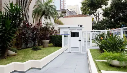 Apartamento 130m²,  03 dormitórios (sendo 01 suíte), 02 banheiros e 01 vaga na garagem.   Condomínio com portaria, segurança 24hrs, brinquedoteca.