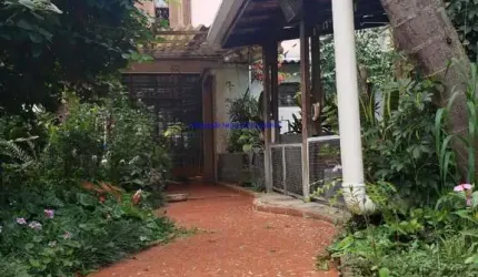 Sobrado Residencial 500m², 05 dormitórios (sendo 01 suíte, 02 de serviço), 04 banheiros e 06 vagas na garagem.     Excelente localização.