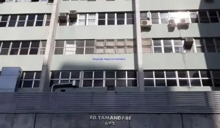Condomínio com recepção e segurança.   Excelente localização á 9 minutos andando para a estação do metrô São Joaquim;