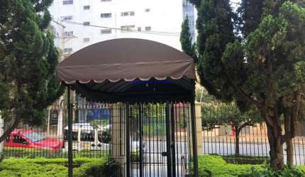 Apartamento 110m², 03 dormitórios (sendo 01 suíte), 04 banheiros e 02 vagas na garagem.  Condomínio com portaria, segurança 24hrs, salão de festa