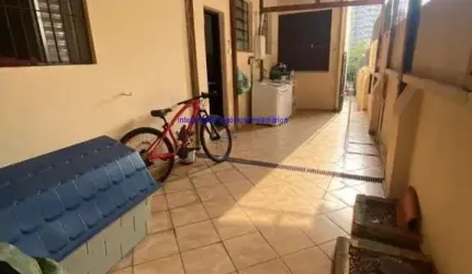 Sobrado Residencial 340m², 05 dormitórios, 03 banheiros e 01 vaga na garagem.   Excelente localização entre as Ruas Tenente Otávio Gomes