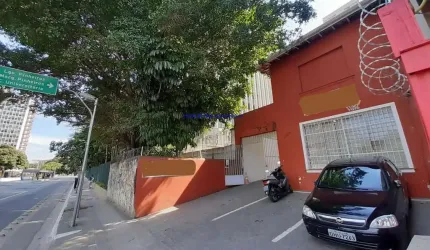 Casa Comercial 300m², 06 salas, 03 banheiros e 08 vagas na garagem;  Terreo: 03 salas , cozinha, 01 banheiro, 01 lavabo e quarto de empregada;