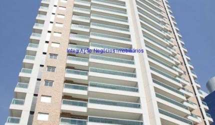 Apartamento 245m², 04 dormitórios (sendo suítes), 05 banheiros e 04 vagas na garagem.   Condomínio com portaria, segurança 24hrs, piscina aquecida.