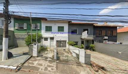 Sobrado Residencial 140m², Terreo: 01 edicula, 02 salas, 02 banheiros e 02 vagas na garagem; 1° andar; 02 dormitórios e 01 banheiro.