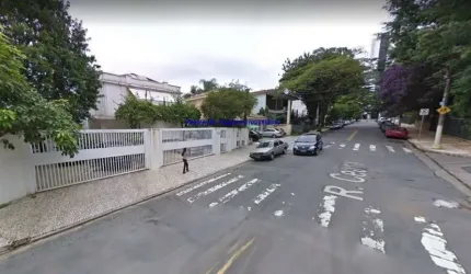 Casa 470m², 04 dormitórios (sendo suítes), 07 banheiros e 05 vagas na garagem.  Excelente localização  entre as Ruas Pará e Sergipe.