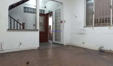 Prédio/Casa/Sobrado 700m², possui 04 pavimentos, com 06 banheiros, 01 cozinha e 01 vaga na garagem.   Excelente localização