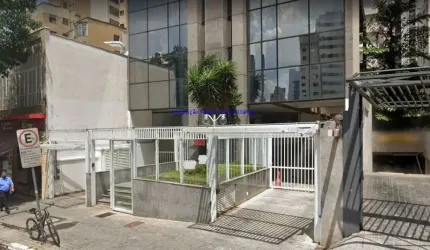 Conjunto Comercial 72m², 02 banheiros e 02 vagas na garagem.  Condomínio com recepção e segurança 24hrs.  Excelente localização