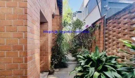 Casa 412m², 04 dormitórios (sendo 02 suítes),  04 banheiros e 02 vagas do garagem.  Excelente localização.