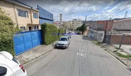Galpão 700m², 01 escritório, 05 banheiros e 10 vagas na garagem; Possui quarto e cozinha no piso inferior.  Excelente localização.